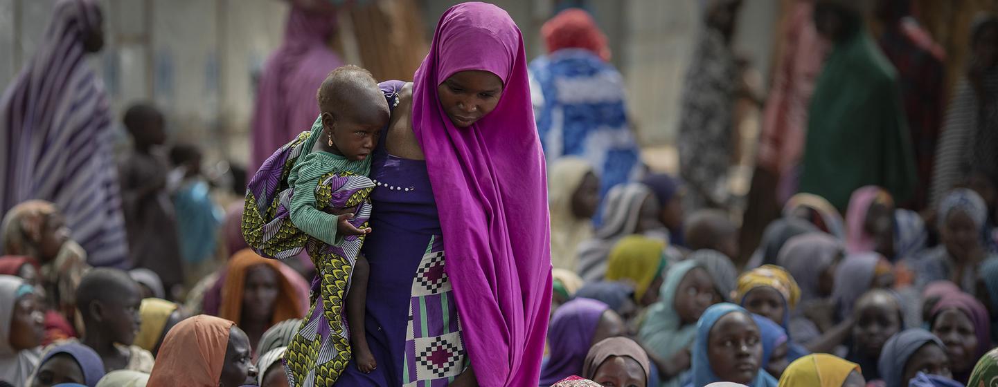 Des mères déplacées et leurs enfants assistent à une évaluation de la faim par le PAM dans l'État de Borno, au Nigéria (photo d'archives).