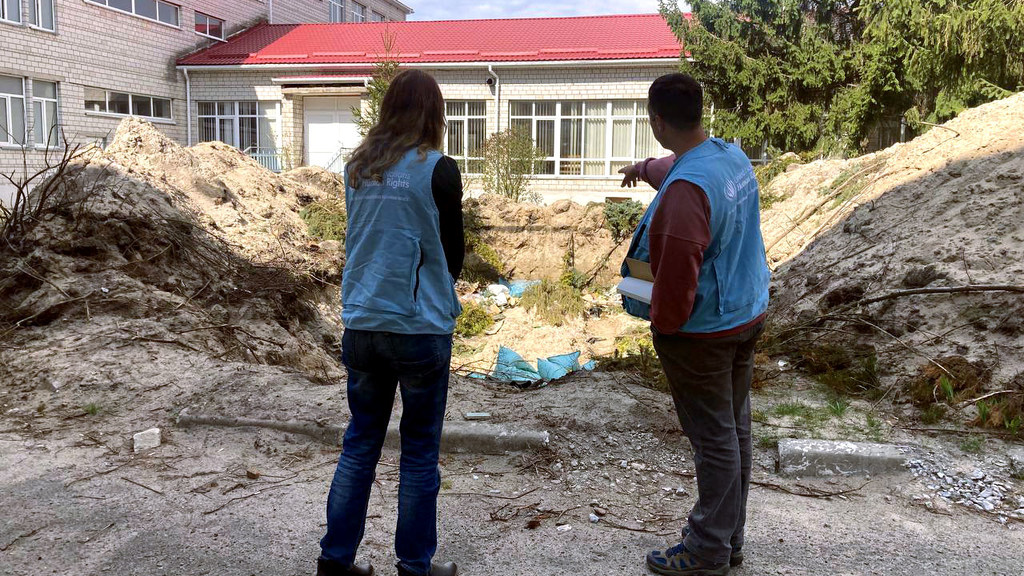 联合国乌克兰人权监测团负责人玛蒂尔达·博格纳 (Matilda Bogner) 和一位同事在查看基辅地区卡秋赞卡 (Katiuzhanka) 学校附近的军用车辆防空洞。
