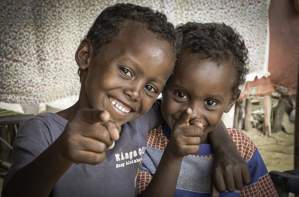 Deux jeunes garçons dans la localité de Gorora, dans l'État de la mer Rouge, au Soudan.