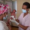 Muuguzi akimsaidia mama wakati akimuelekeza huduma ya kangaroo katika hospital ya Bahir nchini Ethiopia