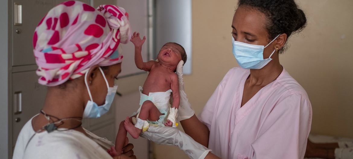 Une infirmière aide une jeune mère à avec son bébé de faible poids à l'unité KMC de l'hôpital Felege Hiwot de Bahir Dar, en Éthiopie.