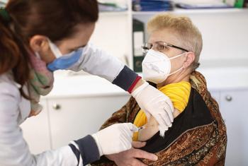 अल्बानिया की राजधानी तिराना में एक पेंशनधारक महिला को कोविड-19 से बचाव के लिये टीके की तीसरी ख़ुराक दी जा रही है.