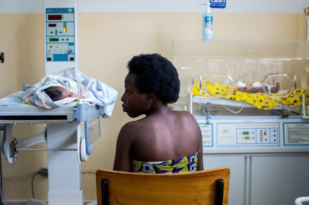 Mama akiwa na mtoto wake mchanga kwenye wadi ya watoto wachanga katika hospitali ya Muhima iliyoko mji mkuu wa Rwanda, Kigali.