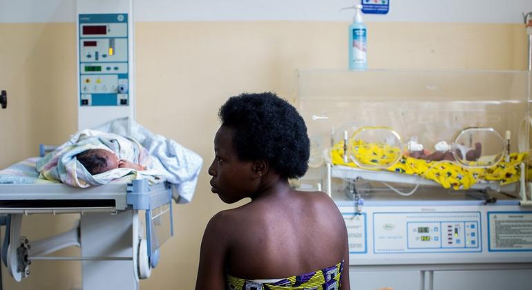 Une mère s'occupe de son nouveau-né dans un service de soins postnatal à Kigali, la capitale du Rwanda.
