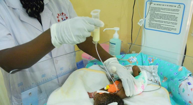Una enfermera alimenta a un recién nacido en un centro de cuidados neonatales del hospital de Muhima, en Kigali, Ruanda.