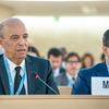 Omar Zniber (à esquerda), representante Permanente de Marrocos junto à ONU em Genebra, fala durante a abertura da 54ª sessão do Conselho de Direitos Humanos