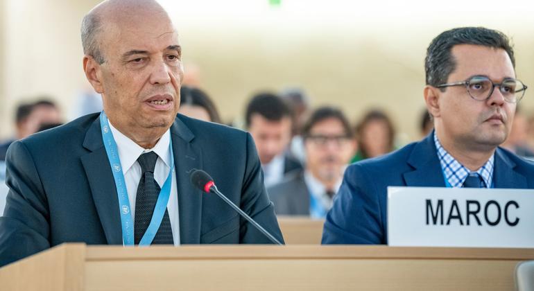 Omar Zniber (à gauche), Représentant permanent du Maroc auprès des Nations unies à Genève, s'exprime lors de l'ouverture de la 54e session du Conseil des droits de l'homme.