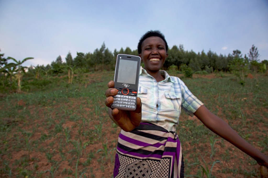 Grace Mukamana mkulima nchini Rwanda hupokea taarifa kuhusu tabianchi kupitia simu yake ya kiganjani au rununu.