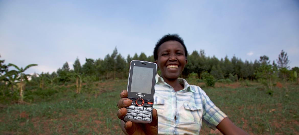 روانڈا کی ایک کسان اپنے موبائل فون پر موسم کے بارے میں اطلاعات وصول کرتی ہیں۔