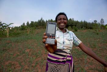 روانڈا کی ایک کسان اپنے موبائل فون پر موسم کے بارے میں اطلاعات وصول کرتی ہیں۔