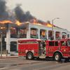 Prédio de banco pega fogo em Los Angeles, Califórnia