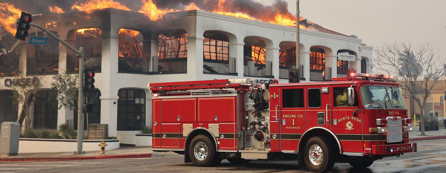 El edificio de un banco arde en Los Ángeles, California.