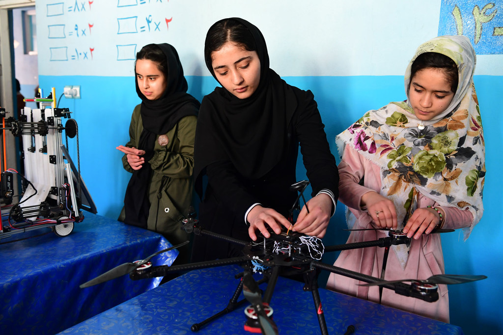 Wasichana wanafunzi nchini Afghanistan wakitengeneza roboti (Kutoka maktaba)