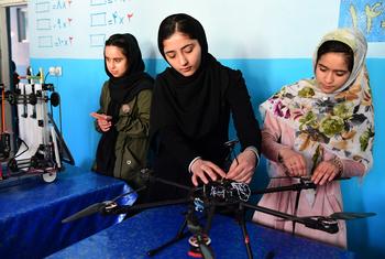أرشيف: فتيات يافعات يعملن على برنامج روبوتات في أفغانستان.