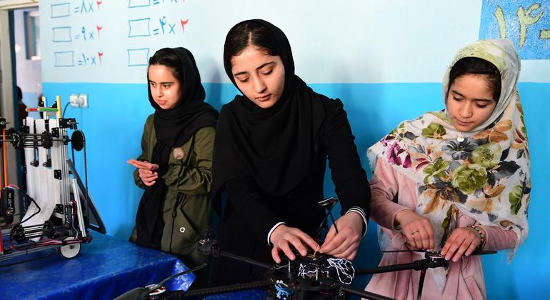 فتيات يافعات يعملن على برنامج روبوتات في أفغانستان.