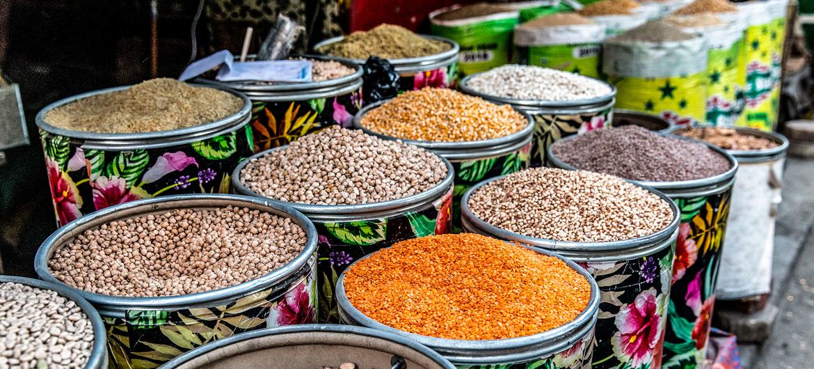 10 февраля отмечают Всемирный день зернобобовых. На фото: рынок в Египте