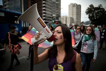 Activistas asisten a una marcha contra la violencia de género en Ecuador.