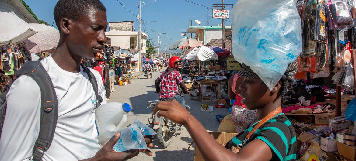 Em resposta ao conflito de gangues em Cité Soleil, o Unicef e seus parceiros intensificaram os esforços para fornecer acesso à água potável e saneamento adequado para as populações afetadas.