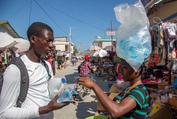 In response to gang conflict in Cité Soleil, UNICEF and partners have stepped up efforts to provide access to clean water and proper sanitation for the affected populations. 