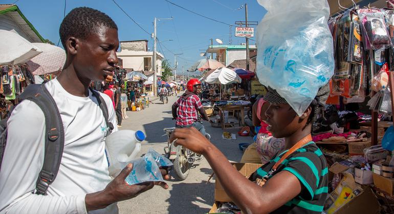En respuesta al conflicto de bandas en Cité Soleil, UNICEF y sus aliados han intensificado sus esfuerzos para facilitar el acceso al agua potable y a un saneamiento adecuado a las poblaciones afectadas. 
