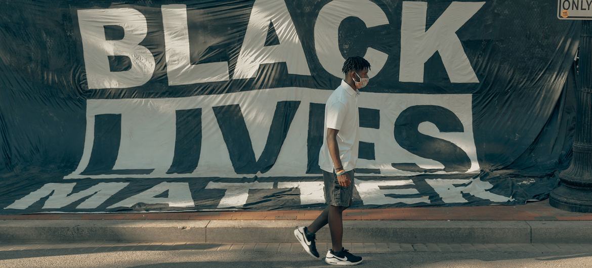 Black Lives Matter, un mouvement né en réaction aux violences policières et aux préjugés raciaux dans le maintien de l'ordre