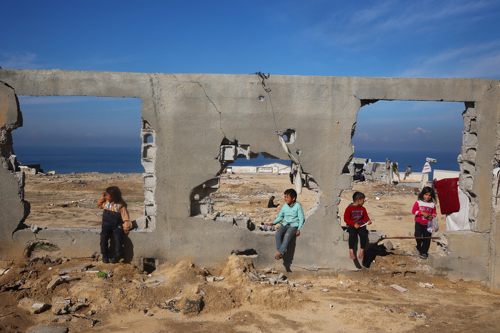 Des enfants près d'un bâtiment détruit à Al Nuseirat, dans le centre de la bande de Gaza.