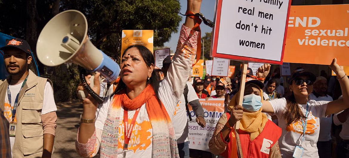 Activistas se manifiestan en Cox's Bazar, Bangladesh, portando pancartas en protesta por la violencia sexual y de género durante los "16 Días de Activismo contra la Violencia de Género" en noviembre de 2022.
