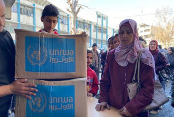 Se distribuye ayuda humanitaria a la población de Gaza.