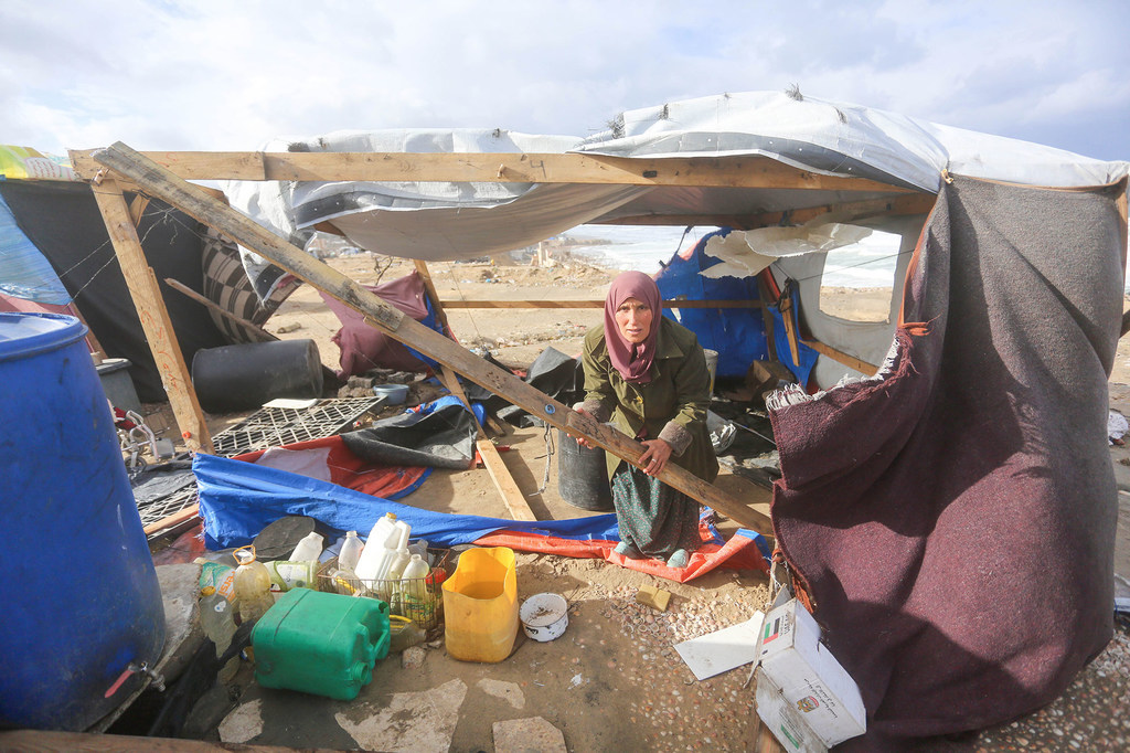 Une femme aménage son abri pour se protéger des tempêtes hivernales à Gaza. Une femme aménage son abri pour se protéger des tempêtes hivernales à Gaza.