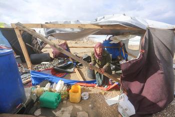 Una mujer prepara su refugio para protegerse de las tormentas invernales en Gaza.