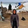Un niño intenta mantenerse caliente con ropa de invierno mientras las tormentas azotan Gaza.