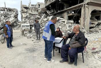 فرق وكالة الأونروا تواصل دعم الناس في غزة بينما يعودون إلى مناطقهم بعد وقف إطلاق النار.