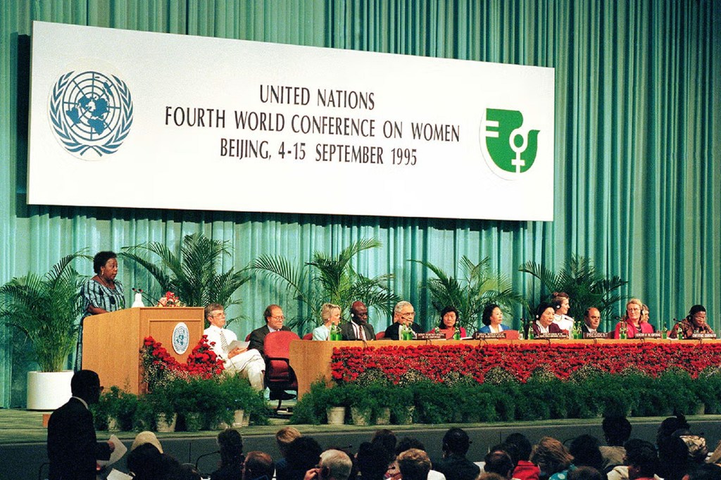 Gertrude Mongella (kushota akiwa amesimama kwenye mimbari), Katibu Mkuu wa Mkutano huo, akihutubia kikao cha tarehe 4 Septemba 1995. 