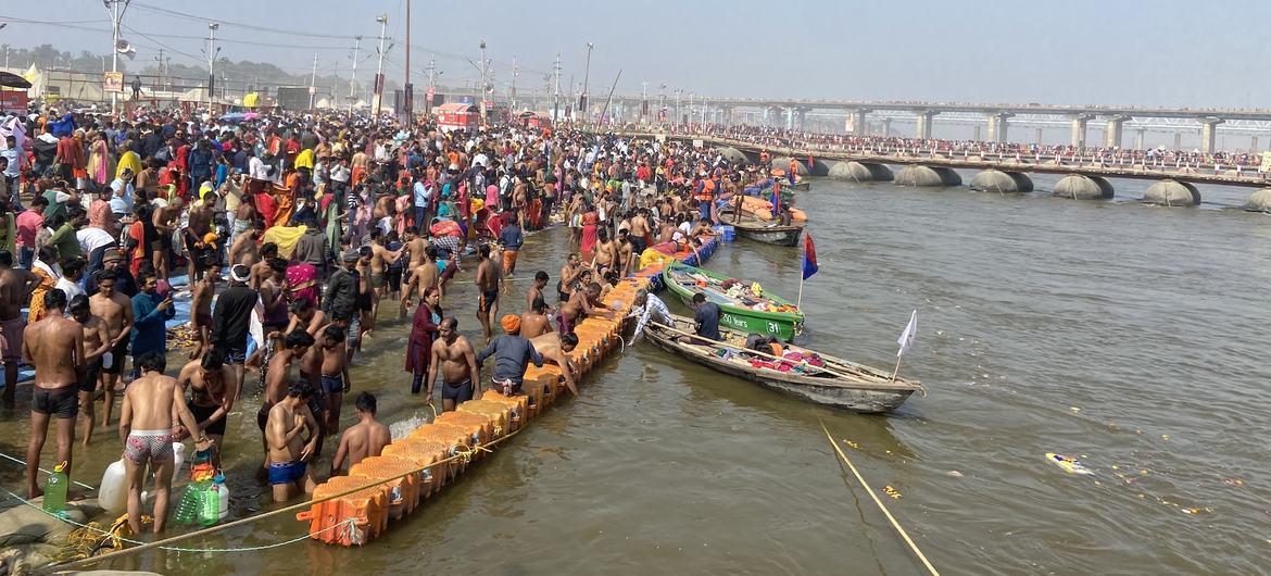 भारत में महाकुंभ मेले के दौरान श्रद्धालु गंगा नदी में पवित्र स्नान करते हैं।