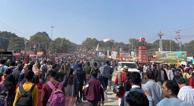 The Janata Mahakumba fair is growing towards the Ganges River. The Janata Mahakumba fair is growing towards the Ganges River.