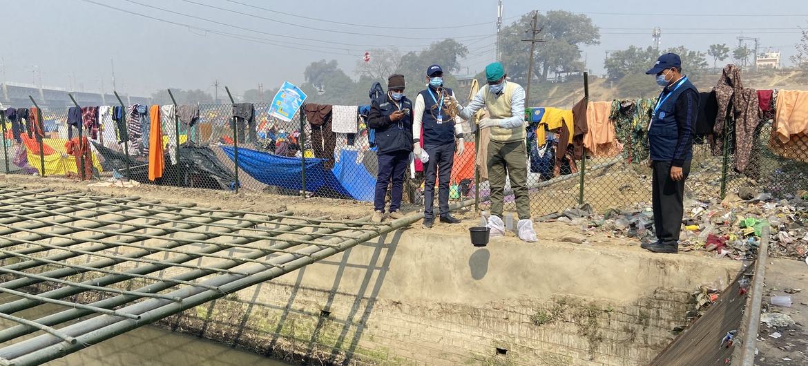 महाकुम्भ में मोरी पंपिंग स्टेशन पर 30 जनवरी को WHO राष्ट्रीय सार्वजनिक स्वास्थ्य समर्थन नेटवर्क की निगरानी में सीवेज के नमूने एकत्र करते सरकारी अधिकारी.