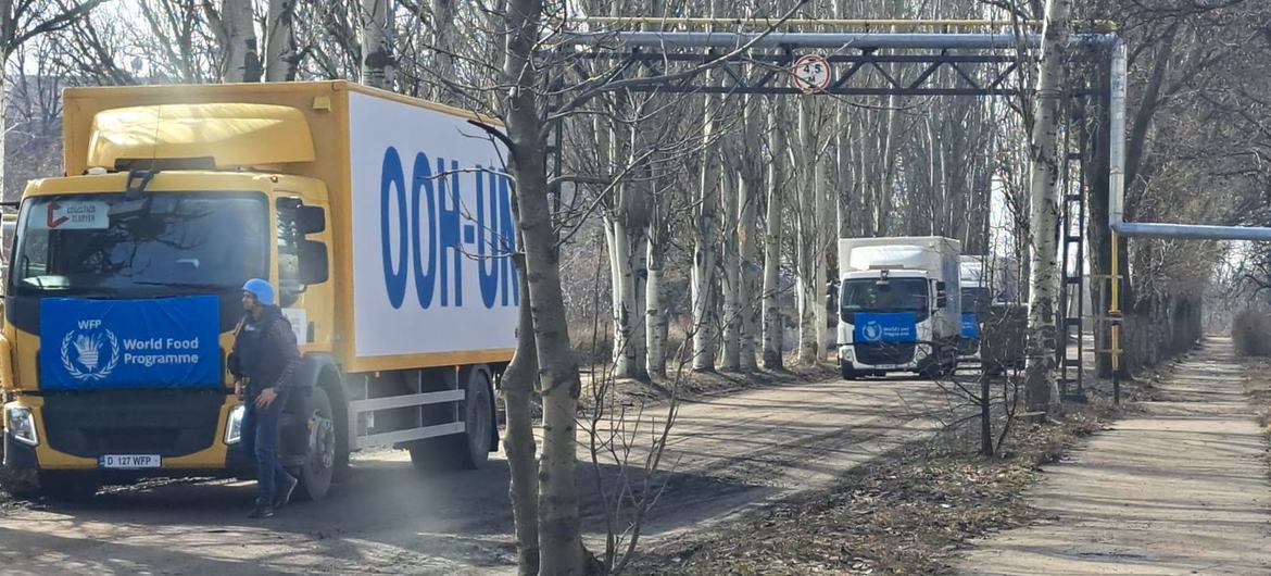 Un convoi de l'ONU transportant des fournitures d'aide s'approche de Chasiv Yar, dans la région de Donetsk en Ukraine.