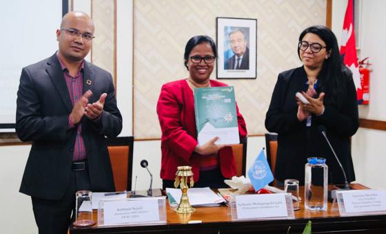 Subhash Nepali (solda) ve meslektaşları, Nepal için En Az Gelişmiş Ülke Raporu'nun (2019) yayınlanmasını kutluyor. 
