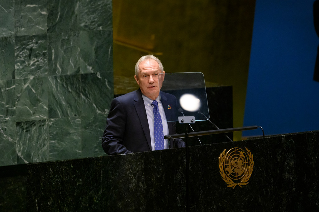 تشابا كوروشي، رئيس الجمعية العامة United Nations ، يلقي كلمة من على المنصة خلال فعالية رفيعة المستوى في الأمم المتحدة.