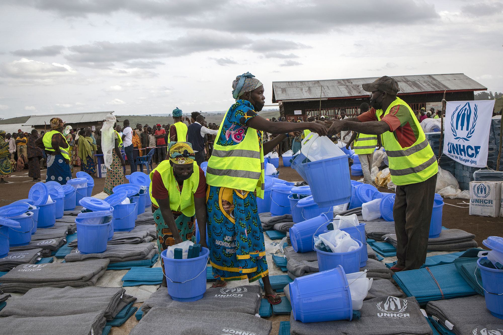 توزيع مواد الإغاثة على النازحين في بلين سافو في جمهورية الكونغو الديمقراطية.