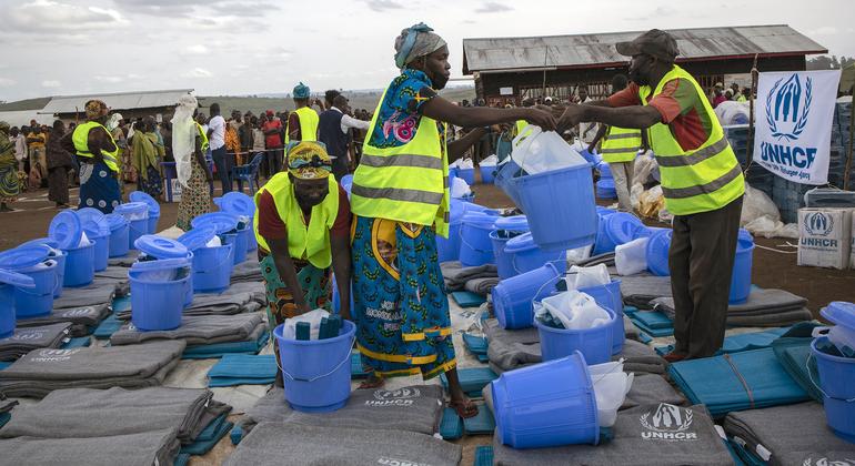 人道机构向刚果（金）普莱恩萨沃地区的流离失所者分发救济物品。