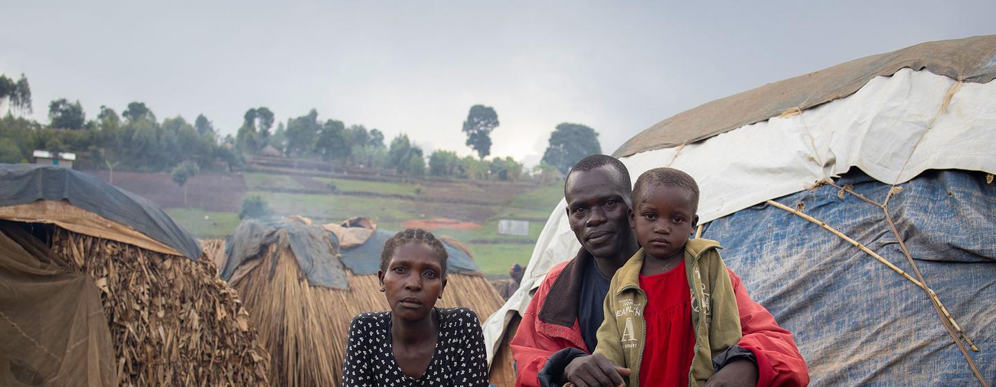 Une famille déplacée par la violence vit dans un camp de fortune à Plain Savo, en République démocratique du Congo.