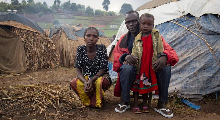 Uma família deslocada vive agora em um acampamento temporário em Plain Savo, na República Democrática do Congo
