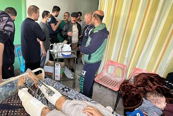 世卫组织及其合作伙伴向加沙北部两家医院运送援助物资。