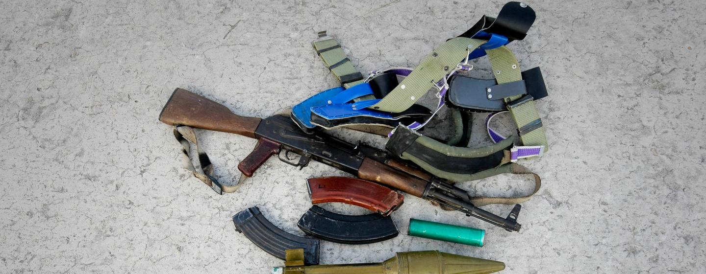Des armes saisies sur des membres présumés du groupe armé Al Shabaab sont exposées à Mogadiscio, en Somalie.