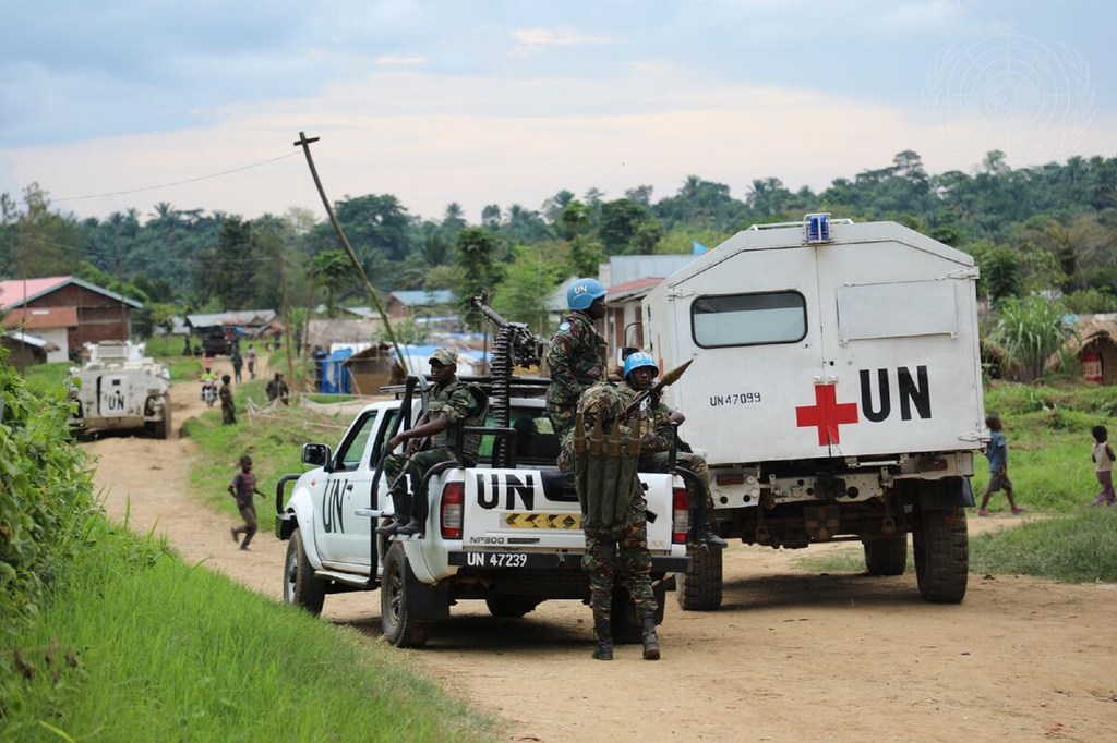 Walinda amani UN kutoka Malawi wakiwa katika magari UN wakilinda barabara ya vumbi huko Kamango, Kivu Kaskazini, DRC.