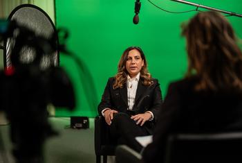 Marie Dahan Coordinatrice de l'action contre les mines en Ukraine du PNUD, lors d'une interview avec un journaliste d'UNTV Genève, Genève, Suisse 