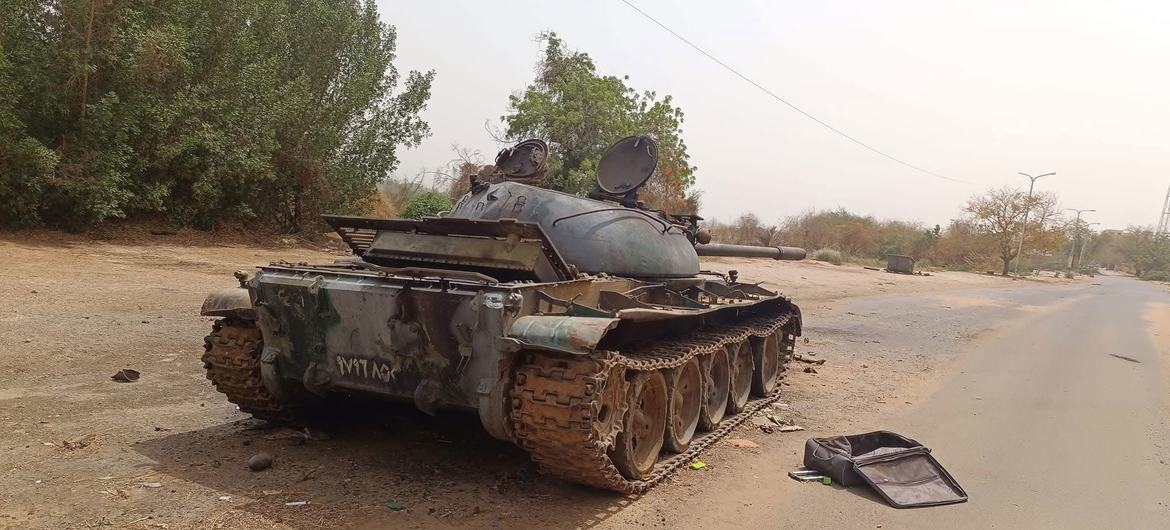 Un char détruit dans une rue de Khartoum.