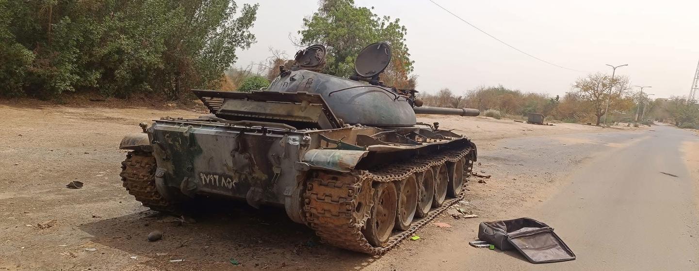 Un char détruit dans une rue de Khartoum.