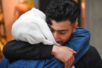 一名叙利亚少年在德国的一个机场与家人团聚。